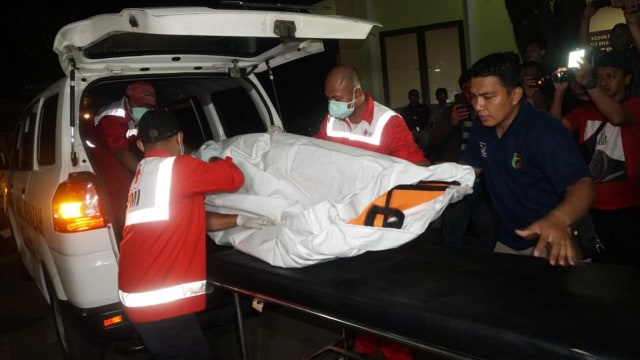 Satu kantung jenazah tiba di RS Polri Kramat Jati, Rabu (7/11/2018). (Foto: Fanny Kusumawardhani/kumparan)