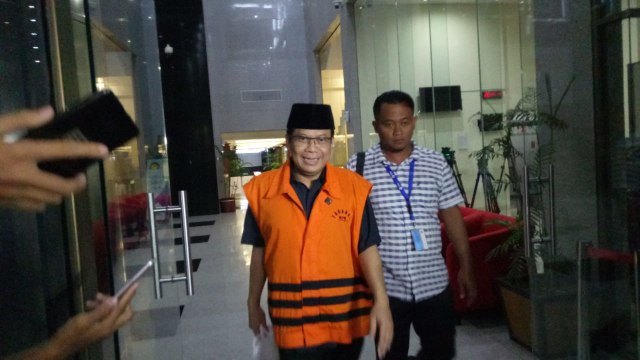 Wakil ketua DPR Taufik Kurniawan usai jalani pemeriksaan perdana sebagai saksi untuk tersangka korporasi PT Tradha.  (Foto: Aprilandika Pratama/kumparan)