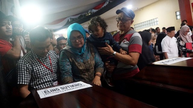 Pihak Lion Air menyerahkan jenazah kepada pihak keluarga korban di RS Polri Kramat Jati, Jakarta, Rabu (7/11).  (Foto: Fanny Kusumawardhani/kumparan)