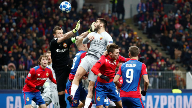 Kostas Manolas mencetak gol untuk AS Roma di laga melawan CSKA Moskwa. Foto: REUTERS/Maxim Shemetov
