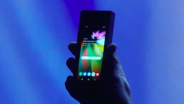Purwarupa smartphone layar lipat Samsung. (Foto: kumparan)