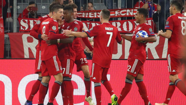 Pemain-pemain Bayern merayakan gol Lewandowski ke gawang AEK Athens. (Foto: REUTERS/Michael Dalder)