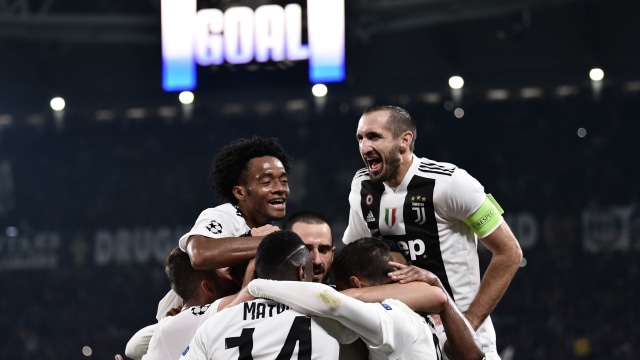 Pemain-pemain Juventus merayakan gol Cristiano Ronaldo ke gawang Manchester United. (Foto: Marco BERTORELLO / AFP)