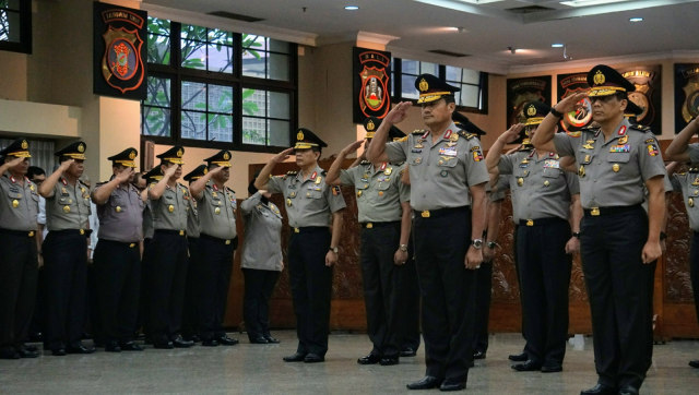 Upacara kenaikan pangkat golongan Pati Polri di Rupatama Mabes Polri, Jakarta, Kamis (8/11).
 (Foto: Nugroho Sejati/kumparan)