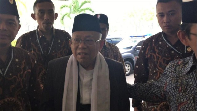 Cawapres Ma'ruf Amin tiba di Hotel Mercure Ancol untuk menghadiri rapat pleno Dewan SyariahNasional (DSN) MUI, Kamis (8/11). (Foto: Rafyq Panjaitan/kumparan)