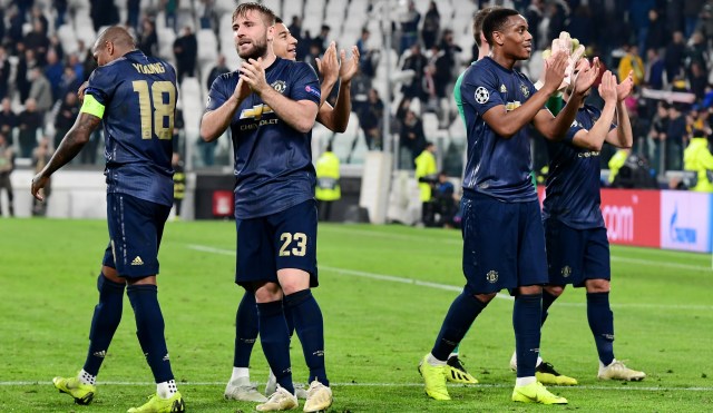Pemain-pemain Manchester United merayakan kemenangan di Turin. (Foto: Miguel MEDINA / AFP)