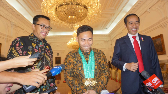 Menteri Pemuda dan Olahraga, Iman Nahrawi (kiri), Juara dunia Angkat Besi 2018, Eko Yulianto (tengah), Presiden Joko Widodo (kanan) saat di Istana Medeka. (Foto: Yudhistira Amran Saleh/kumparan)