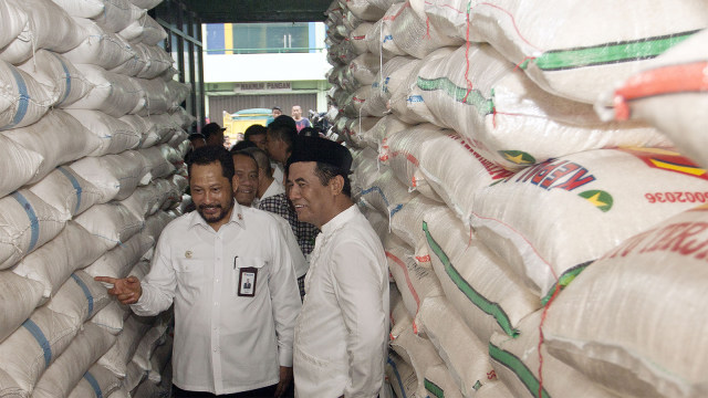 Menteri Pertanian, Amran Sulaiman (kanan) bersama Direktur Utama Bulog, Budi Waseso (kiri) melakukan sidak ke Pasar Beras Induk Cipinang. (Foto: ANTARA FOTO/Galih Pradipta)
