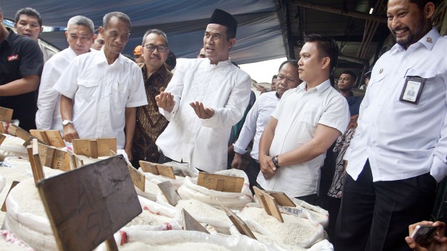 Menteri Pertanian, Amran Sulaiman (tengah) bersama Direktur Utama Bulog, Budi Waseso (kanan) melakukan sidak ke Pasar Beras Induk Cipinang. (Foto: ANTARA FOTO/Galih Pradipta)