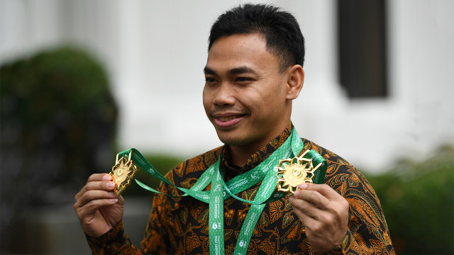 Lifter Eko Yuli Irawan memperlihatkan medali seusai diterima oleh Presiden Joko Widodo di Kompleks Istana Kepresidenan (Ilustrasi). Foto: ANTARA FOTO/Wahyu Putro A