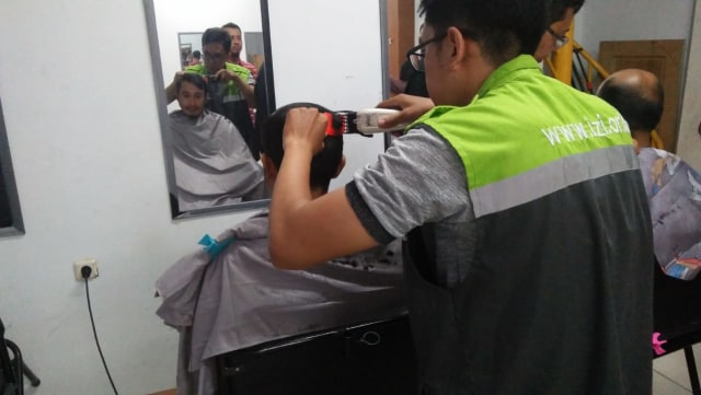 Inisiatif Zakat Indonesia Barat Beri Pelatihan Cukur Rambut Pada Warga Jawa Barat (1)