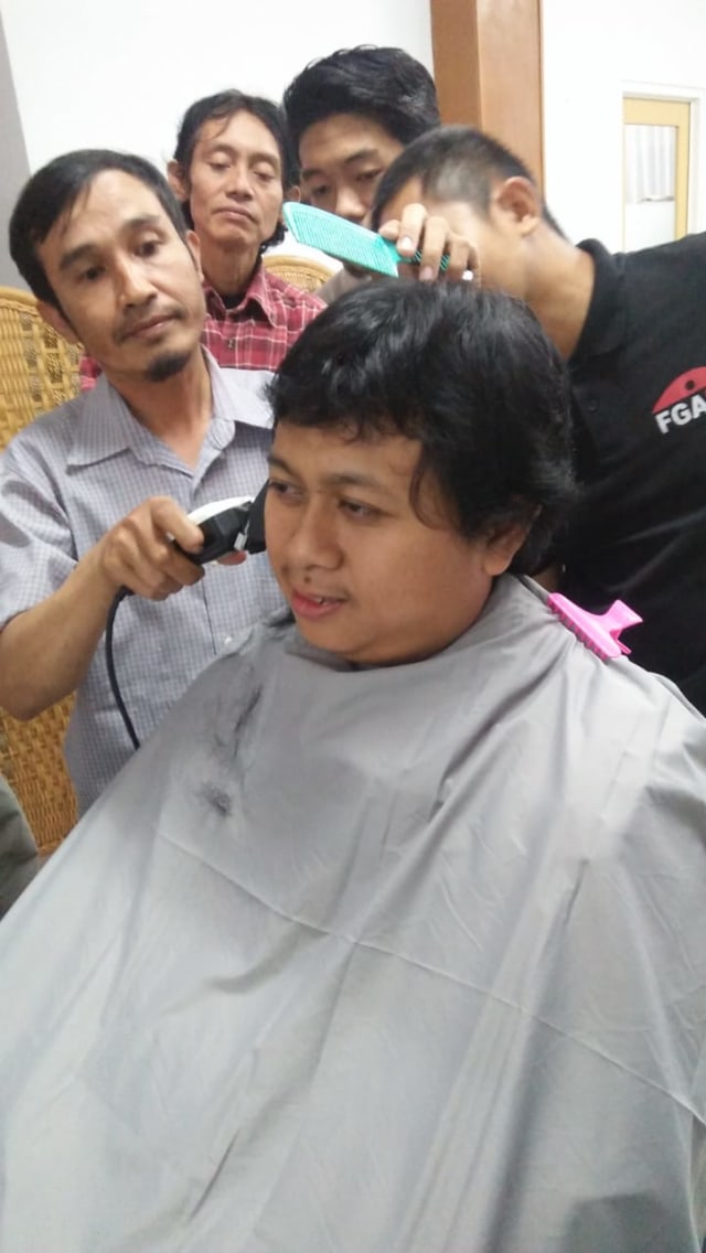 Inisiatif Zakat Indonesia Barat Beri Pelatihan Cukur Rambut Pada Warga Jawa Barat (4)