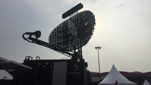 Len S-200 Air Surveillance Radar 2D buatan PT LEN Persero dipamerkan di Indo Defence 2018 Ekspo & Forum di Jakarta Expo Internasional Kemayoran. (Foto: Nurul Nur Azizah/kumparan)