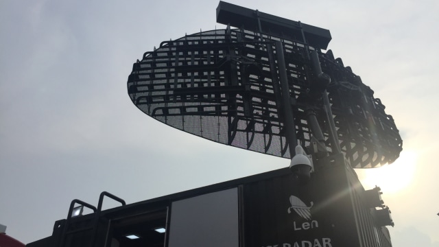 Len S-200 Air Surveillance Radar 2D buatan PT LEN Persero dipamerkan di Indo Defence 2018 Ekspo & Forum di Jakarta Expo Internasional Kemayoran. (Foto: Nurul Nur Azizah/kumparan)