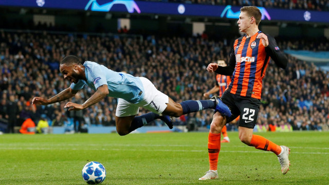 Aksi diving Raheem Sterling di laga Manchester City vs Shakhtar Donetsk. (Foto: Reuters/Andrew Yates)