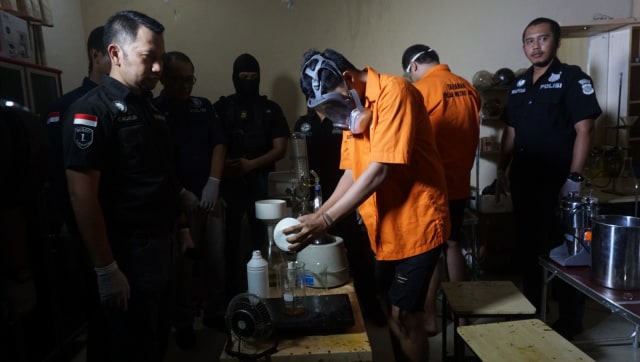 Reka adegan proses produksi liquid vape narkoba di Kelapa Gading, Jakarta Utara. (Foto: Nugroho Sejati/kumparan)