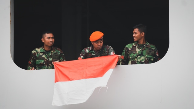Sejumlah anggota TNI yang betugas untuk pemulihan bencana gempa Lombok tiba di Jakarta. (Foto: Jamal Ramadhan/kumparan)