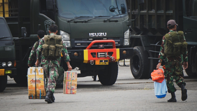 Sejumlah anggota TNI yang betugas untuk pemulihan bencana gempa Lombok tiba di Jakarta. (Foto: Jamal Ramadhan/kumparan)
