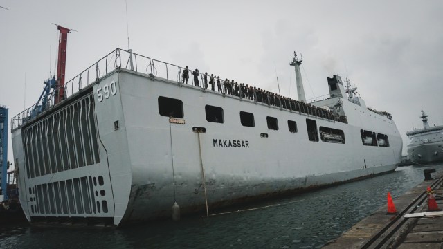 KRI 590 Makassar tiba di Pelabuhan Tanjung Priok, Jakarta Utara. (Foto: Jamal Ramadhan/kumparan)