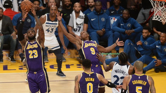 LeBron James melakukan rebound saat LA Lakers menghadapi Minnesota Timberwolves. (Foto: Richard Mackson-USA TODAY Sports via Reuters)