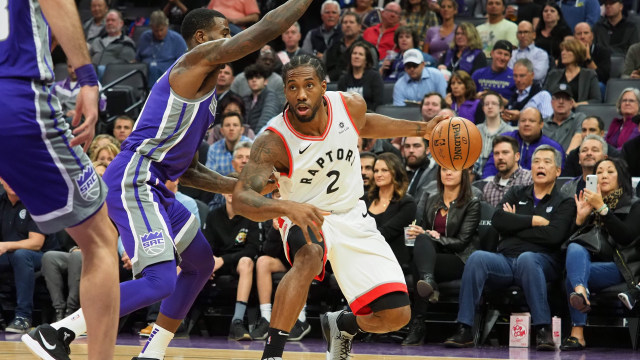 Aksi Kawhi Leonard saat Toronto Raptors menghadapi Sacramento Kings. (Foto: Kelley L Cox-USA TODAY Sports via Reuters)