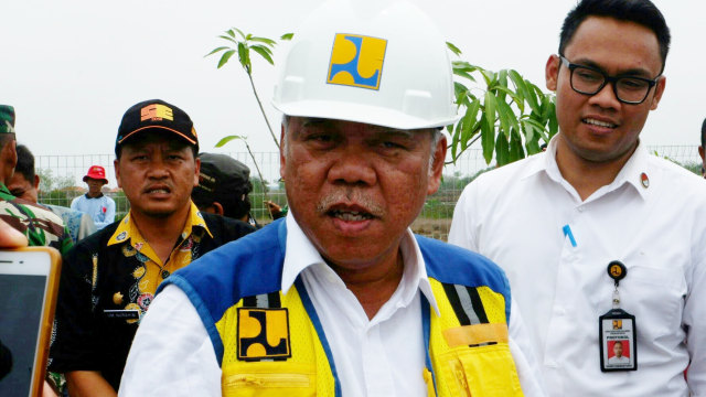 Menteri PUPR, Basuki Hadimuljono (tengah) meninjau proyek Bendung Karet Kali Perawan Indramayu. (Foto: Resya Firmansyah/kumparan)