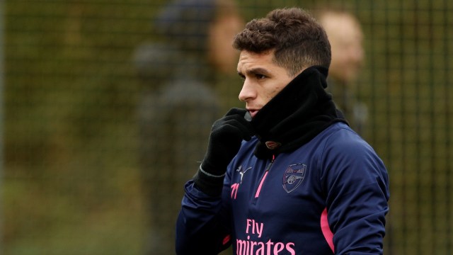Lucas Torreira dalam sesi latihan Arsenal. (Foto: Reuters/John Sibley)