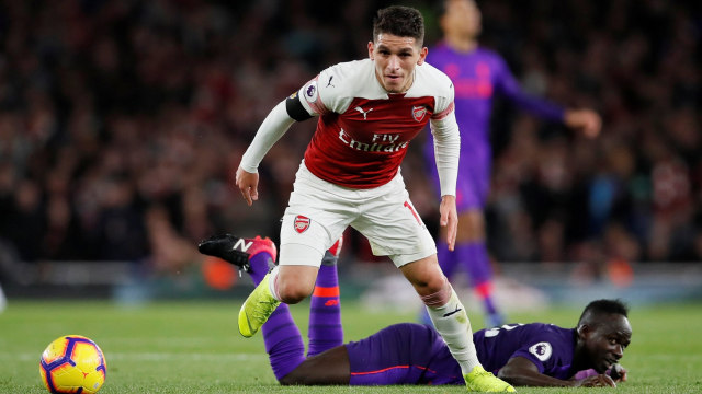 Torreira merebut bola dari Sadio Mane. Foto: REUTERS/David Klein