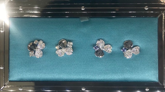 Butiran berlian cantik dipadu dengan batu tanzanite biru. (Foto: dok. Stephanie Elia/kumparan)