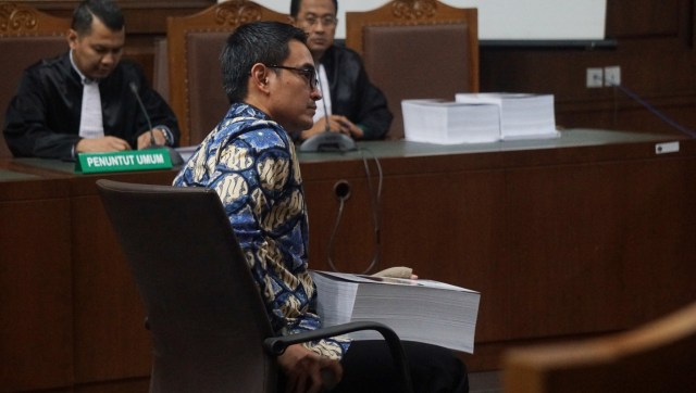 Terdakwa kasus suap dan gratifikasi, Gubernur nonaktif Jambi, Zumi Zola menjalani sidang tuntutan di Pengadilan Tipikor, Jakarta, Kamis (8/11). (Foto: Fanny Kusumawardhani/kumparan)