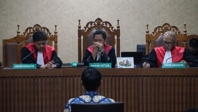 Terdakwa kasus suap dan gratifikasi, Gubernur nonaktif Jambi, Zumi Zola menjalani sidang tuntutan di Pengadilan Tipikor, Jakarta, Kamis (8/11). (Foto: Fanny Kusumawardhani/kumparan)