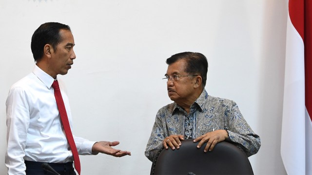 Presiden Joko Widodo (kiri) berdiskusi dengan Wakil Presiden Jusuf Kalla sebelum memimpin rapat terbatas di Kantor Presiden. (Foto: ANTARA FOTO/Wahyu Putro A)