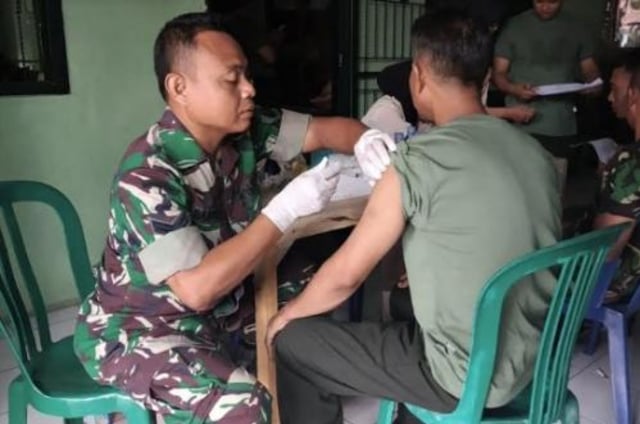 Cegah Penyakit Hepatitis B, Tentara di Madiun Disuntik Vaksin