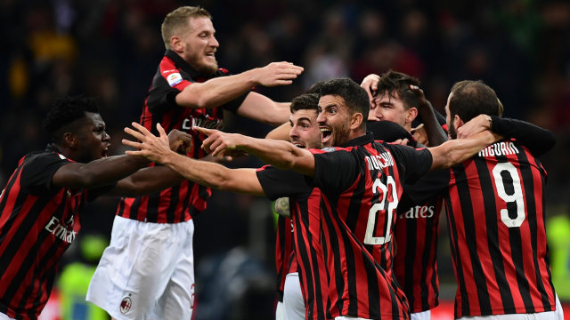 Para pemain AC Milan merayakan gol Alessio Romagnoli. (Foto: Miguel MEDINA / AFP)