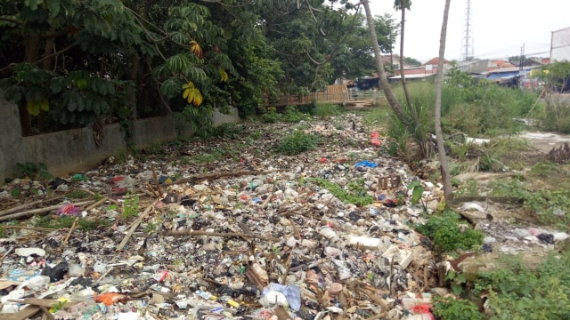 Permukaan Kali Baru di Kampung Bambu Kuning, Bojonggede, Bogor, tertutup oleh tumpukan sampah. (Foto: Maulana Ramadhan/kumparan)