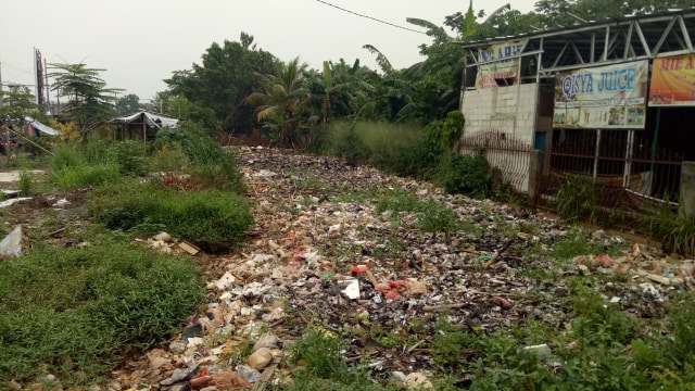 Permukaan Kali Baru di Kampung Bambu Kuning, Bojonggede, Bogor, tertutup oleh tumpukan sampah. (Foto: Maulana Ramadhan/kumparan)