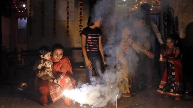 Anak-anak bermain kembang api di New Delhi, India. (Foto: REUTERS/Anushree Fadnavis)