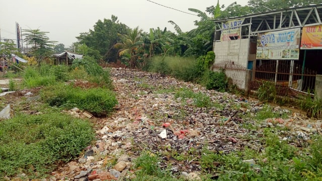 Permukaan Kali Baru di Kampung Bambu Kuning, Bojonggede, Bogor, tertutup oleh tumpukan sampah. (Foto: Maulana Ramadhan/kumparan)