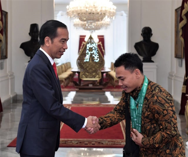 Presiden Joko Widodo terima juara dunia angkat besi, Eko Yuli Irawan di Istana Merdeka. (Foto: Biro Pers Setpres)