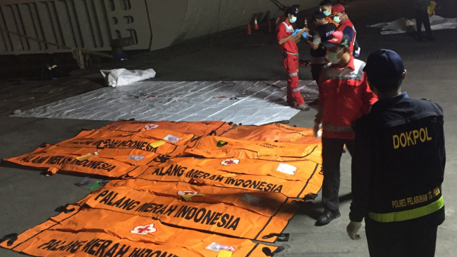 8 Kantong Jenazah Korban Lion Air JT-610 Dibawa ke Posko Evakuasi JICT. (Foto:  Fachrul Irwinsyah/kumparan)