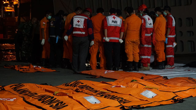 Basarnas membawa 6 kantong jenazah berisi potongan tubuh korban jatuhnya pesawat Lion Air. (Foto: Jamal Ramadhan/kumparan)