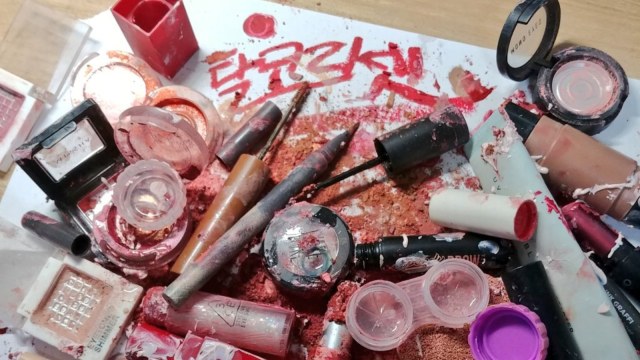 Perempuan Korea Selatan hancurkan koleksi makeupnya (Foto: dok. Twitter/@wasinthedark_)
