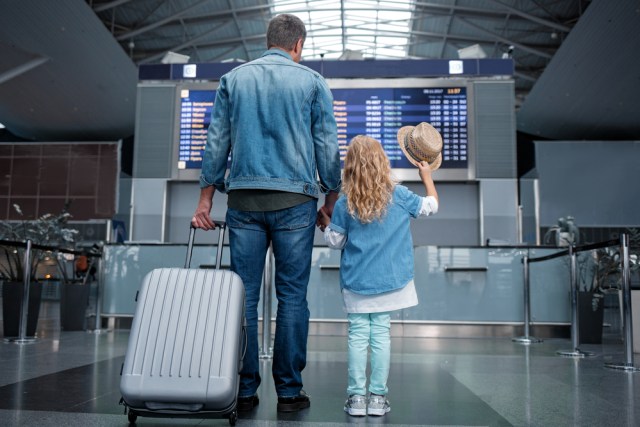 Ilustrasi ayah dan anak menunggu pesawat. (Foto: Shutterstock)