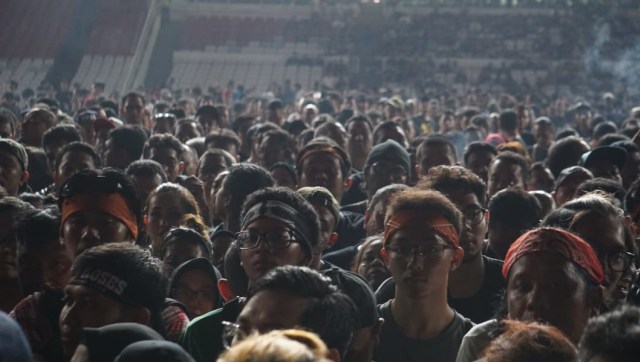 Penonton konser Guns N Roses di GBK, Jakarta, Kamis (8/11). (Foto: Nugroho Sejati/kumparan)
