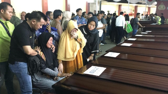 Proses serah terima jenazah korban Lion Air di RS Kramat Jati, Jakarta Timur, Kamis (8/11). (Foto: Raga Imam/kumparan)