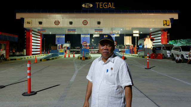 Menteri PUPR, Basuki Hadimuljono di Tol Pejagan-Pemalang (Foto: Resya Firmansyah/kumparan)