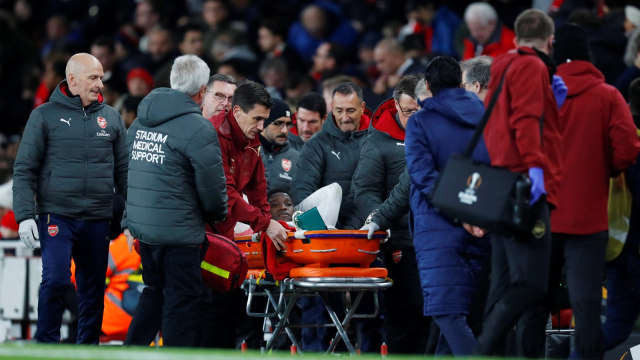 Danny Welbeck mengalami cedera dalam laga Arsenal vs Sporting CP. (Foto: Eddie Kough/Reuters)