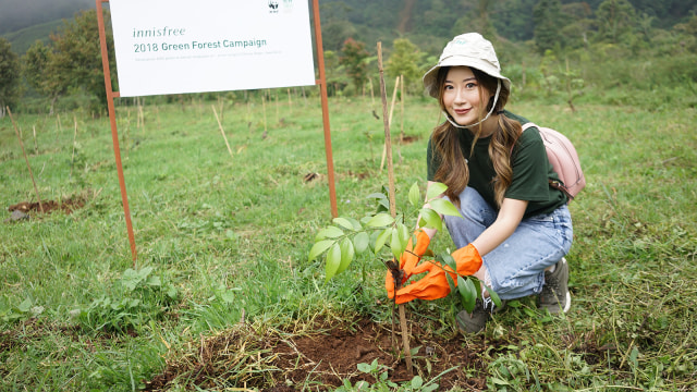 Innisfree Indonesia dan WWF tanam 6000 ribu pohon di Aliran Sungai Ciliwung. (Foto: Dok. amore Pacific)