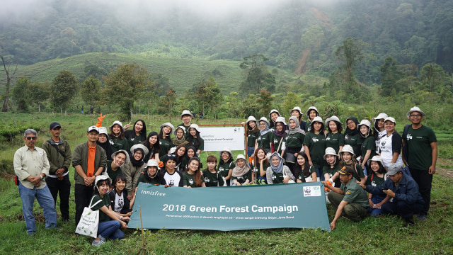 Innisfree Indonesia dan WWF tanam 6000 ribu pohon di Aliran Sungai Ciliwung. (Foto: Dok. amore Pacific)