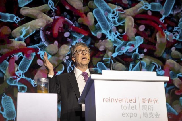 Bill Gates Berpidato Sambil Membawa Toples Berisi Tinja Manusia Foto: MARK SCHIEFELBEIN / AP